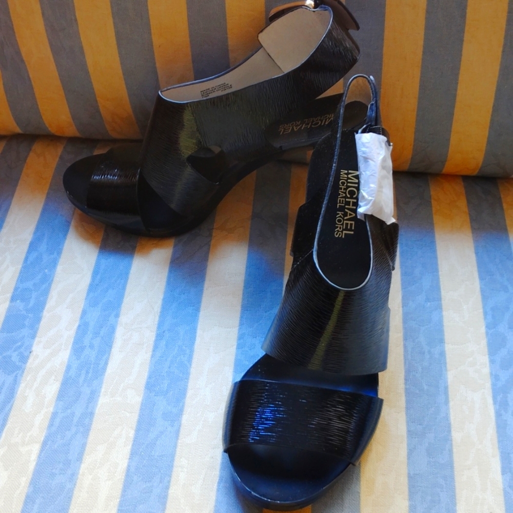 NWOT MICHAEL KORS London Black stappy
